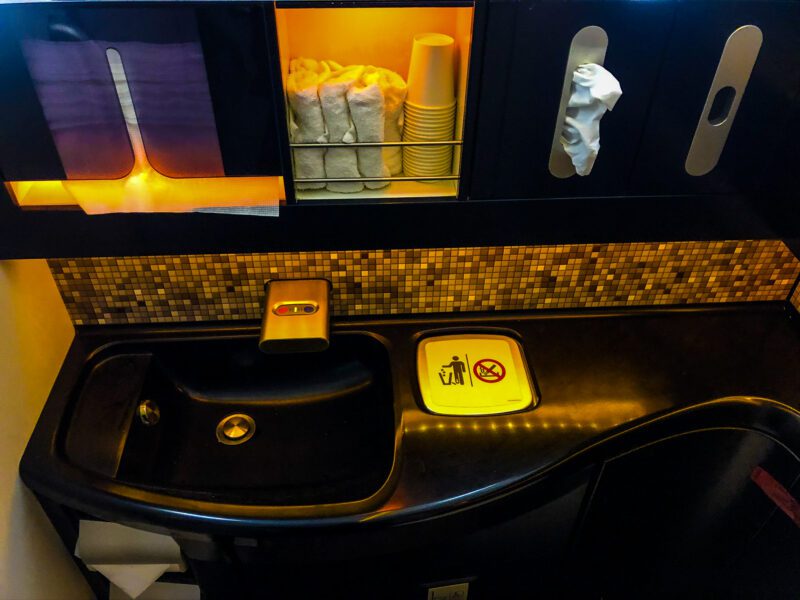 Etihad-first-class-lavatory-800x600