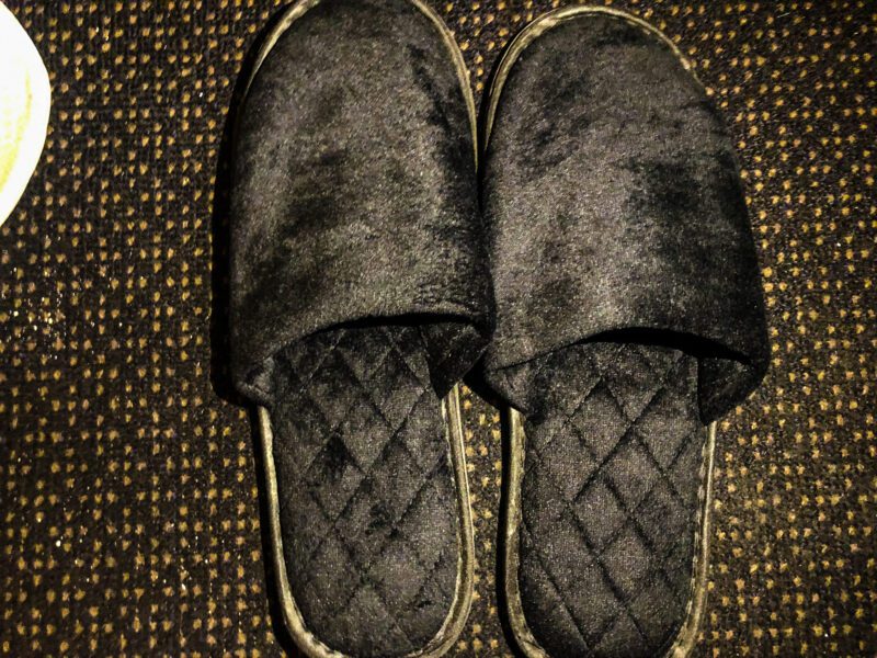 Etihad-first-class-slippers-800x600