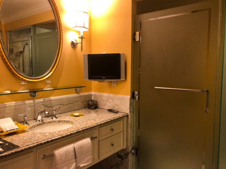 Four-Seasons-Hotel-Westlake-Village-deluxe-king-room-vanity-and-separate-toilet-768x576