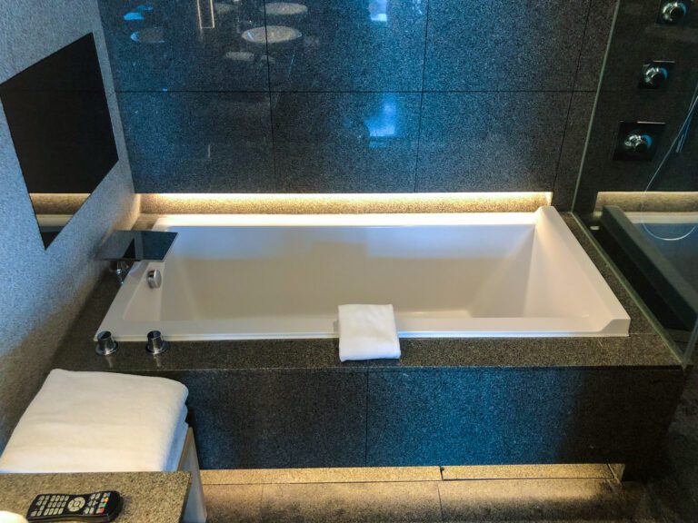 Park-Hyatt-Busan-king-bed-room-bathtub-768x576