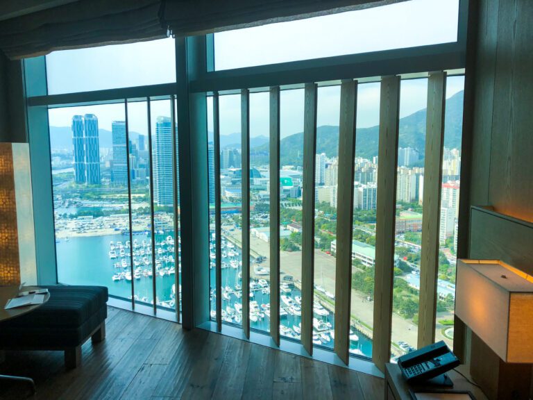 Park-Hyatt-Busan-king-bed-room-windows-768x576