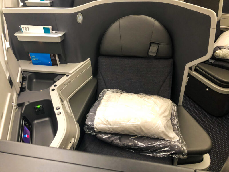 American-Airlines-787-9-Flagship-Business-Class-seat-4L-800x600