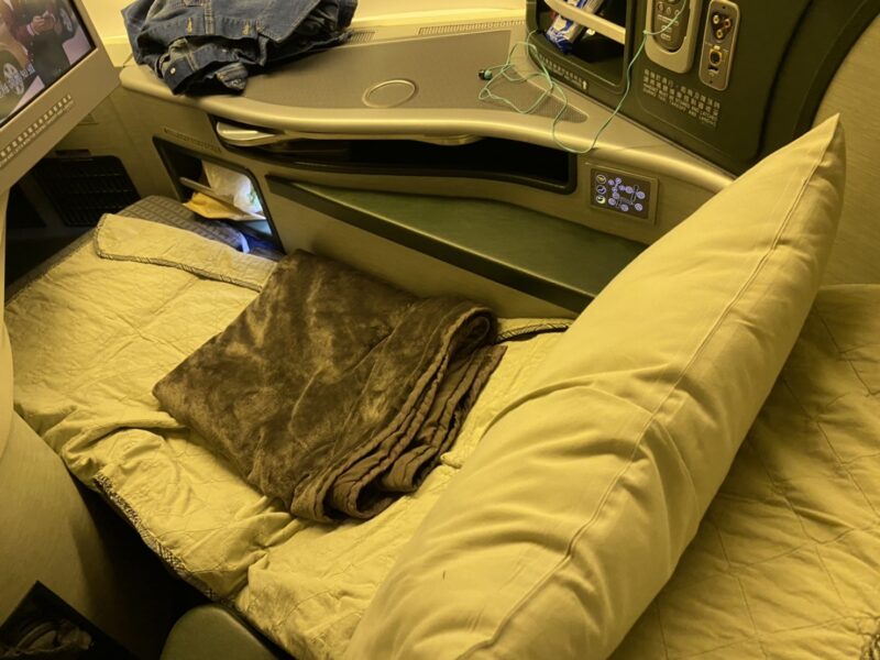 EVA-Air-777-300ER-business-class-800x600