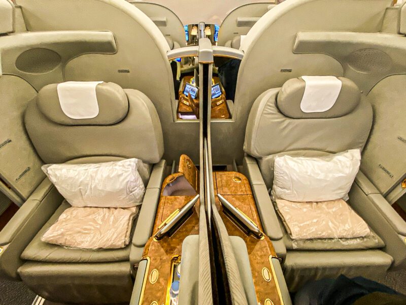 Emirates-777-first-class-middle-row-seats-800x600