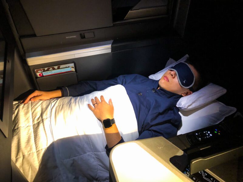 Delta-One-Suites-A350-900-Sleeping-800x600 (1)