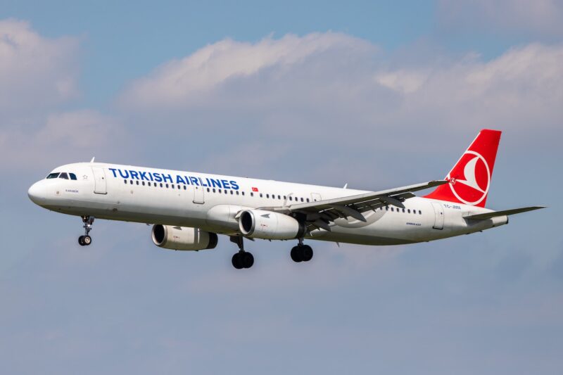 Turkish-Airlines-Final-Descent-Over-Hamburg-Airport-2-800x533